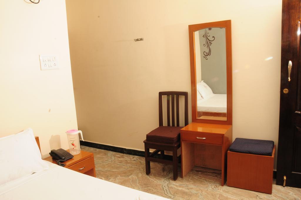 Hotel Rathnavel Towers Chennai Room photo
